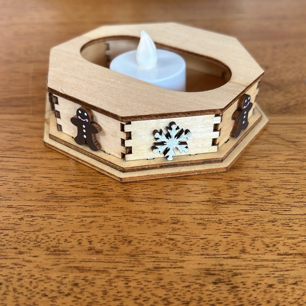 Ginger Cottages Tealight Display - Snowflake. Wooden New in box